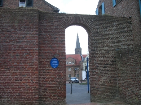 Viersen-Dülken : Blick durch die alte Stadtmauer